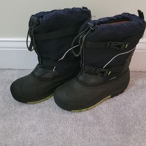Snow boots size 4